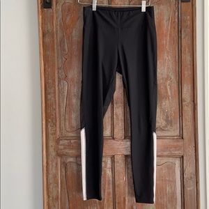 Marika Black and White Lightweight 7/8 Length Workout Leggings - Size M